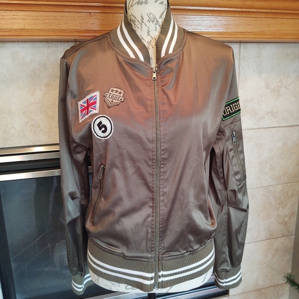💥 3/$20 Living Doll Patch Olive Green Medium Jacket!